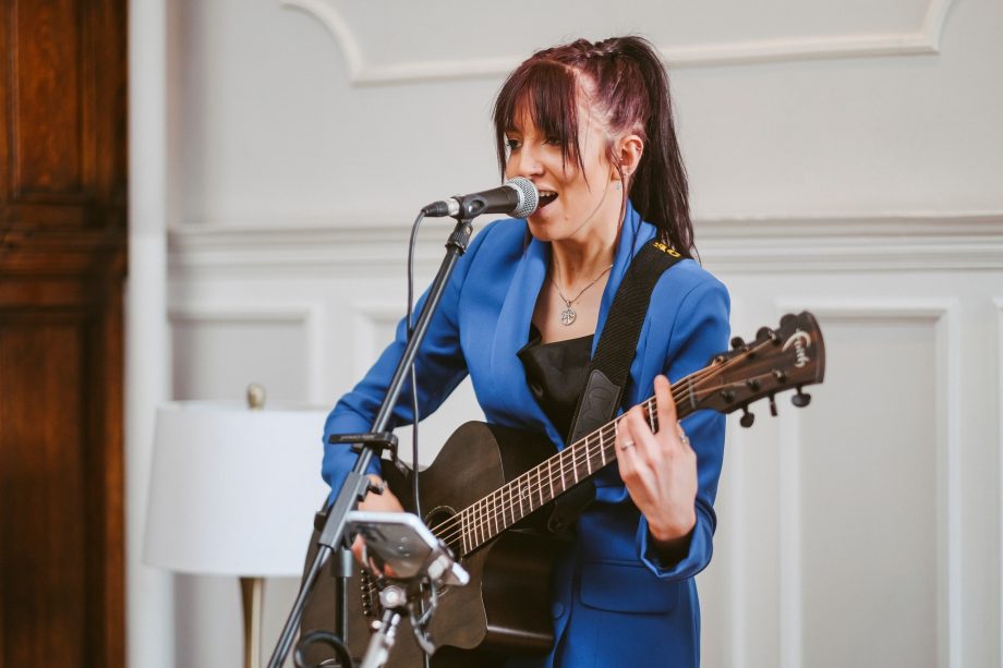Abby Camsell live singer